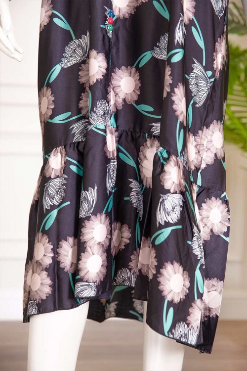 قميص نسائي قصير لون أسود مزين بطبعات زهور وأزرار ملونة من الأمام ذو أكمام قصيرة