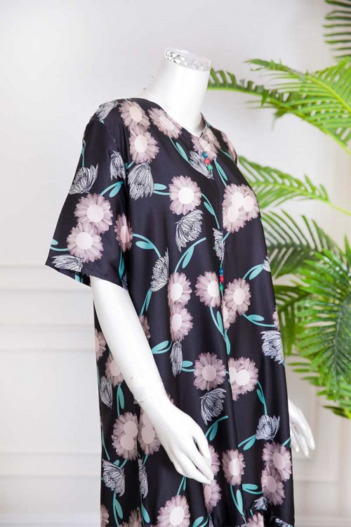 قميص نسائي قصير لون أسود مزين بطبعات زهور وأزرار ملونة من الأمام ذو أكمام قصيرة