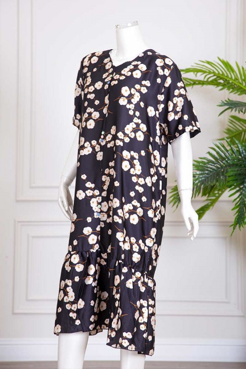 قميص نسائي قصير لون أسود مزين بطبعات ورود و أزرار ملونة من الأمام ذو أكمام قصيرة