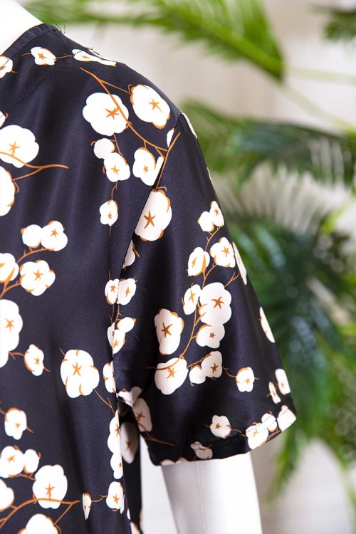 قميص نسائي قصير لون أسود مزين بطبعات ورود و أزرار ملونة من الأمام ذو أكمام قصيرة