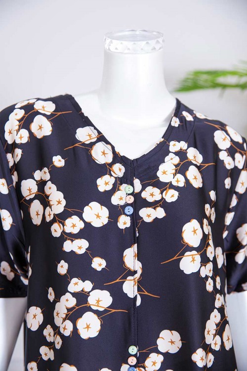 قميص نسائي قصير لون أسود مزين بطبعات ورود و أزرار ملونة من الأمام ذو أكمام قصيرة