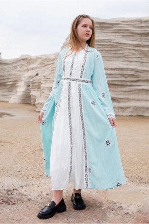 فستان بناتي لون سماوي و أبيض طويل مزين بزخارف و ورود ذو ياقة دائرية و أكمام طويلة مع حزام من الخصر 