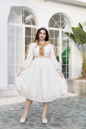 فستان بناتي لون أبيض مزين بكشكشة باللون البيج الغامق من الأكمام و الأمام ذو أكمام طويلة و حزام من الخصر 