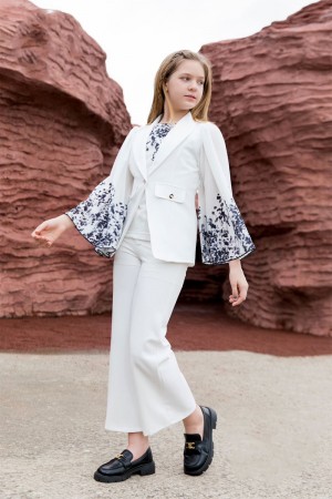 طقم بناتي لون أبيض 3 قطع بلوزة داخلية مشجرة بدون أكمام و جاكيت رسمي بأزرار من الأمام و أكمام طويلة بتشجير من الأطراف و بنطلون طويل 