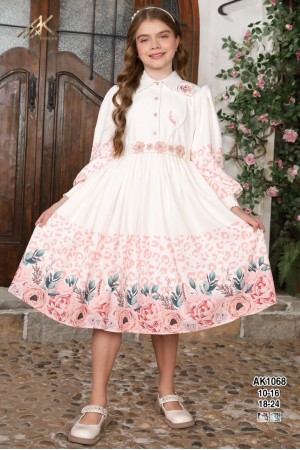 فستان بناتي لون أبيض مزين بالورود ذو أكمام طويلة و أزرار من الأمام و حزام من الخصر