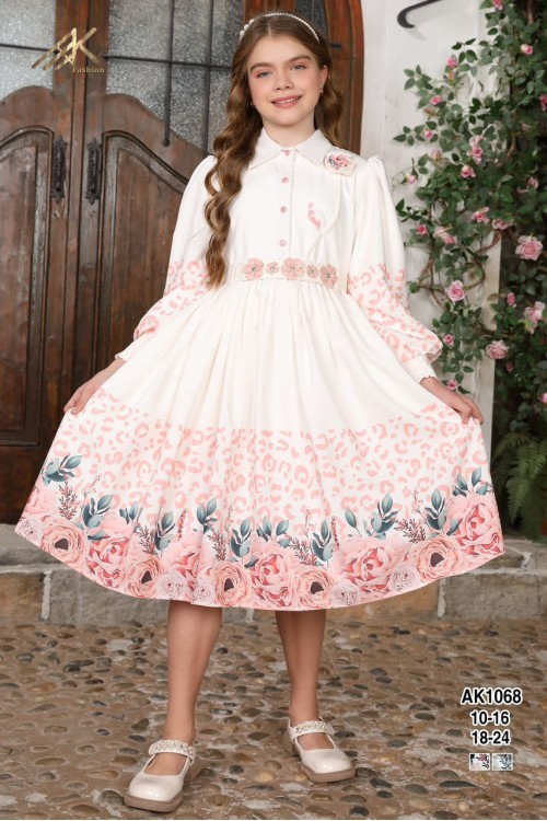 فستان بناتي لون أبيض مزين بالورود ذو أكمام طويلة و أزرار من الأمام و حزام من الخصر