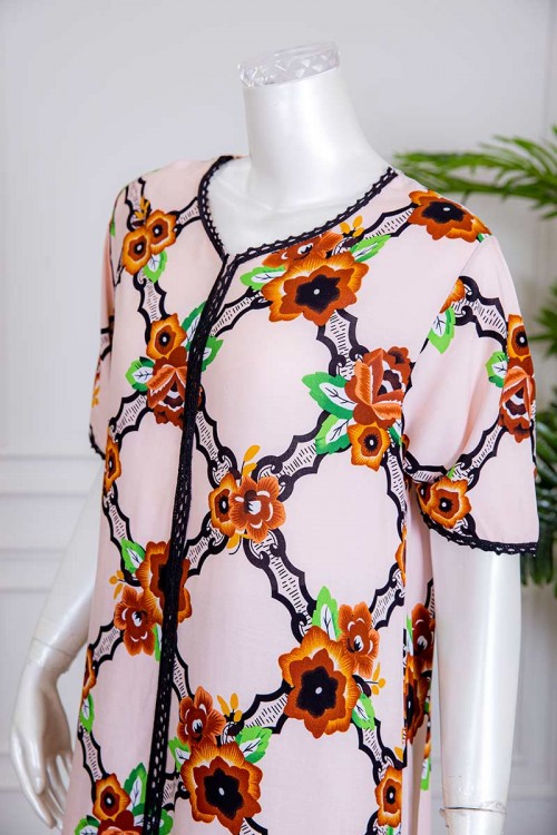 قميص نسائي طويل لون بيج بياقة دائرية مزين بورود ملونة ذو أكمام قصيرة