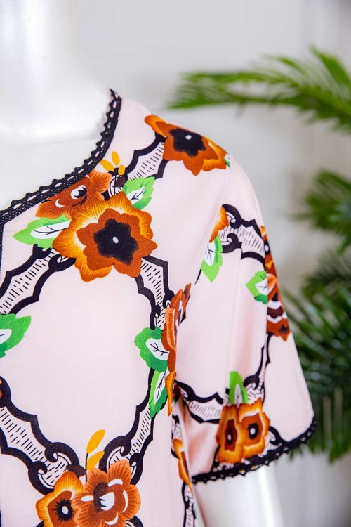 قميص نسائي طويل لون بيج بياقة دائرية مزين بورود ملونة ذو أكمام قصيرة