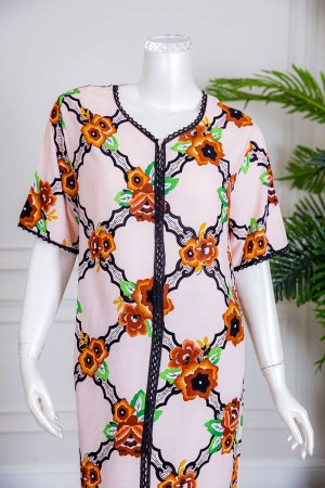 قميص نسائي طويل لون بيج بياقة دائرية مزين بورود ملونة ذو أكمام قصيرة 