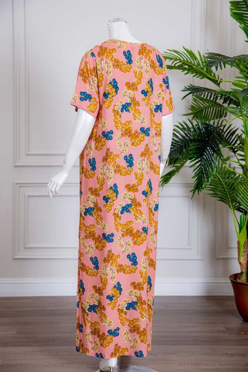 قميص نسائي طويل لون وردي مزين بطبعات ملونة و بكلفة ذو أكمام قصيرة