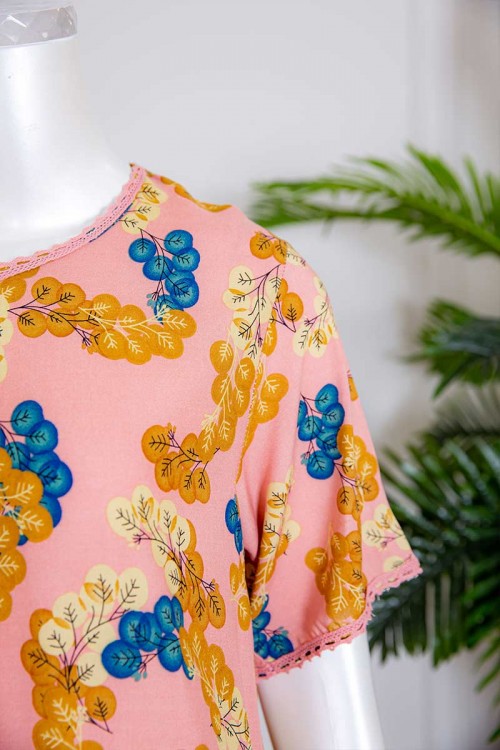 قميص نسائي طويل لون وردي مزين بطبعات ملونة و بكلفة ذو أكمام قصيرة