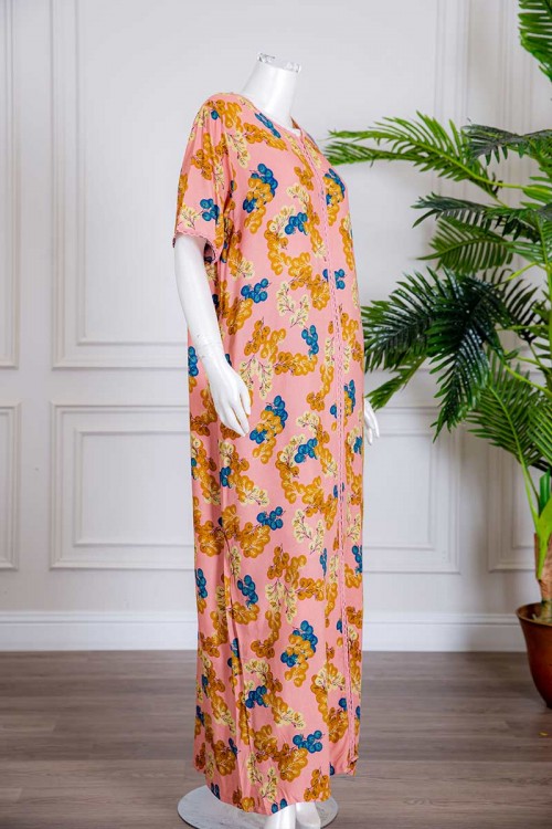 قميص نسائي طويل لون وردي مزين بطبعات ملونة و بكلفة ذو أكمام قصيرة