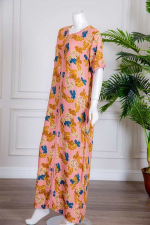 قميص نسائي طويل لون وردي مزين بطبعات ملونة و بكلفة ذو أكمام قصيرة