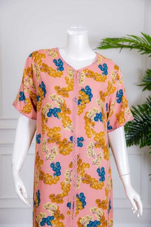 قميص نسائي طويل لون وردي مزين بطبعات ملونة و بكلفة ذو أكمام قصيرة