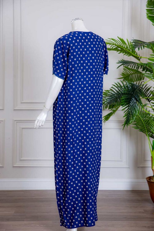 قميص نسائي طويل لون أزرق مزين بطبعات و بكلفة ذو أكمام قصيرة