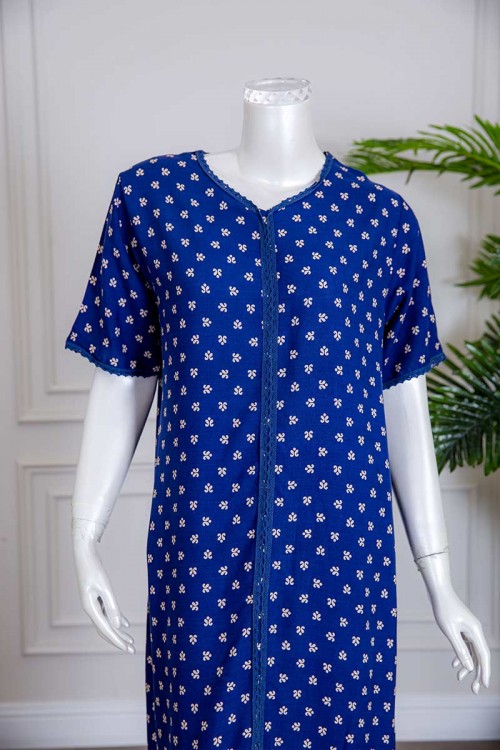 قميص نسائي طويل لون أزرق مزين بطبعات و بكلفة ذو أكمام قصيرة