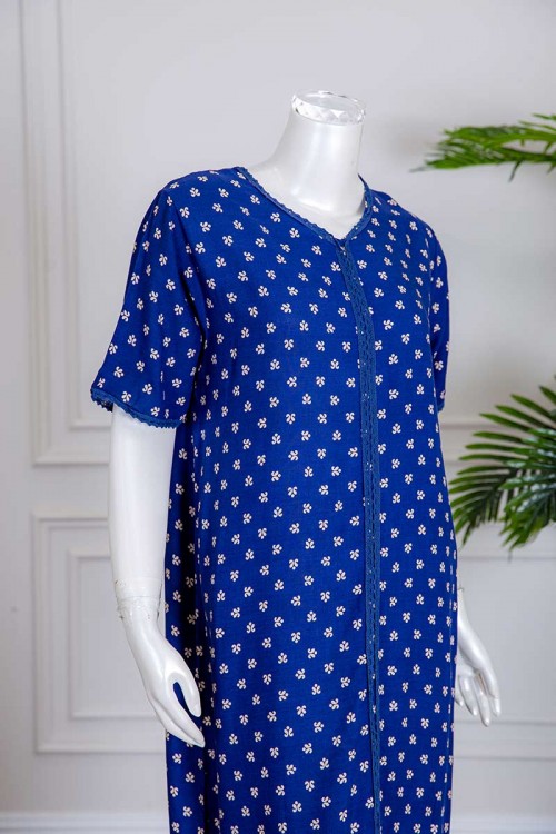 قميص نسائي طويل لون أزرق مزين بطبعات و بكلفة ذو أكمام قصيرة