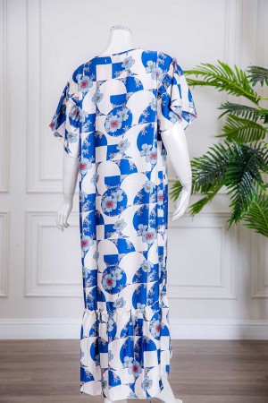 قميص نسائي طويل لون أبيض بياقة دائرية مزين بطبعات باللون الأزرق و بورود و أزرار من الأمام ذو أكمام قصيرة