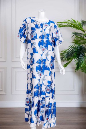 قميص نسائي طويل لون أبيض بياقة دائرية مزين بطبعات باللون الأزرق و بورود و أزرار من الأمام ذو أكمام قصيرة