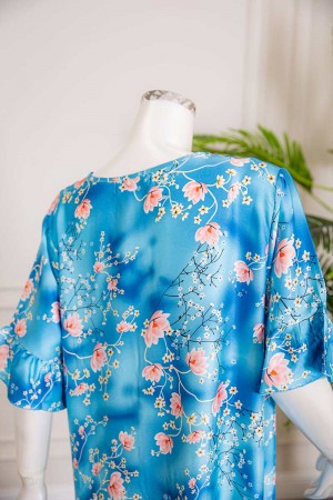 قميص نسائي طويل لون سماوي بياقة دائرية مشجر و بأزرار من الأمام ذو أكمام قصيرة