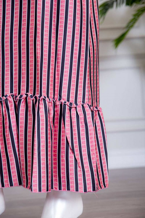 قميص نسائي طويل لون سماوي بياقة دائرية مشجر و بأزرار من الأمام ذو أكمام قصيرة