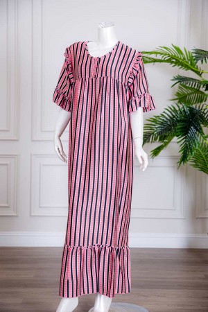 قميص نسائي طويل لون وردي مخطط باللون الأسود بياقة دائرية و بأزرار من الأمام ذو أكمام قصيرة