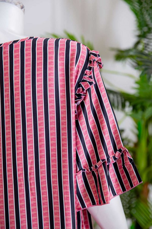 قميص نسائي طويل لون سماوي بياقة دائرية مشجر و بأزرار من الأمام ذو أكمام قصيرة