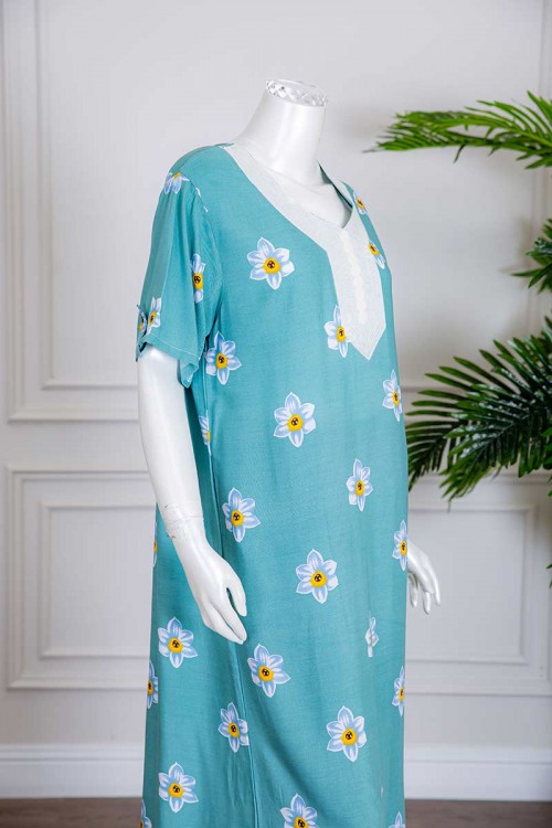 قميص نسائي طويل لون سماوي بطبعات ورود و بياقة كلفة مطرزة ذو أكمام قصيرة مزينة بأزرار