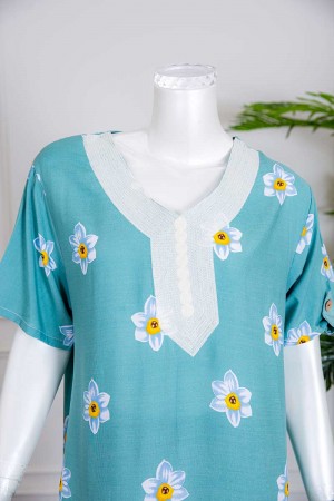 قميص نسائي طويل لون سماوي بطبعات ورود و بياقة كلفة مطرزة ذو أكمام قصيرة مزينة بأزرار