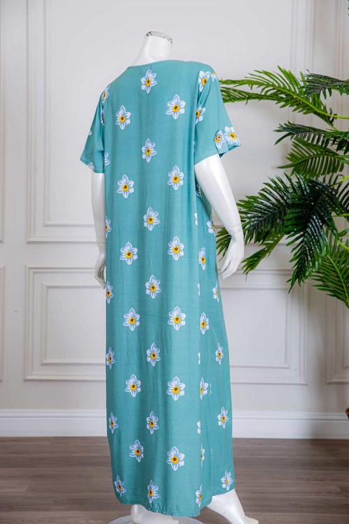 قميص نسائي طويل لون سماوي بطبعات ورود و بياقة كلفة مطرزة ذو أكمام قصيرة مزينة بأزرار