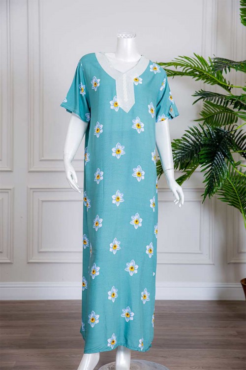 قميص نسائي طويل لون سماوي بطبعات ورود و بياقة كلفة مطرزة ذو أكمام قصيرة مزينة بأزرار