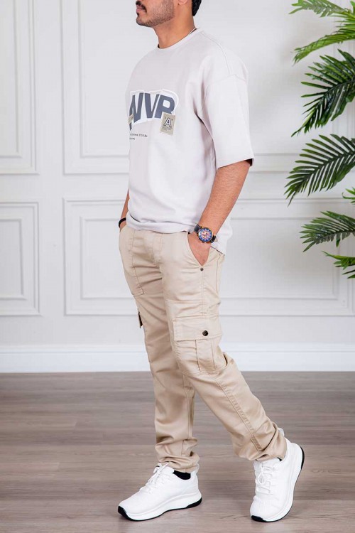 بنطلون رجالي لون بيج فاتح بجيوب من الجانبين و الخلف