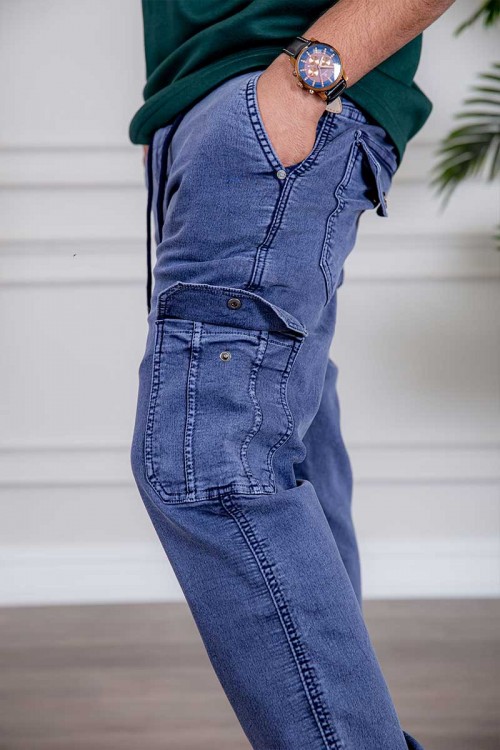 بنطلون رجالي جينز لون أزرق بجيوب من الجانبين و الخلف برباط على الخصر