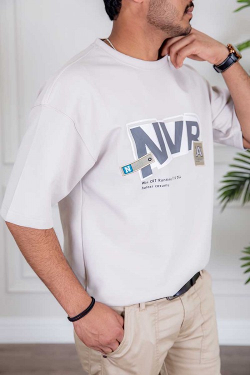 تيشيرت رجالي لون موف فاتح بكتابات و طبعات من الأمام