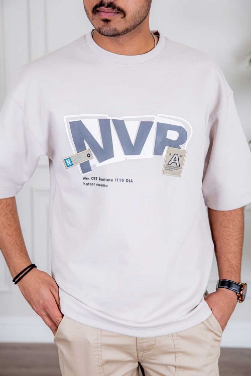 تيشيرت رجالي لون موف فاتح بكتابات و طبعات من الأمام