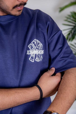 تيشيرت رجالي لون بنفسجي بكتابات و طبعات من الأمام و الخلف