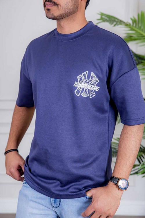 تيشيرت رجالي لون بنفسجي بكتابات و طبعات من الأمام و الخلف