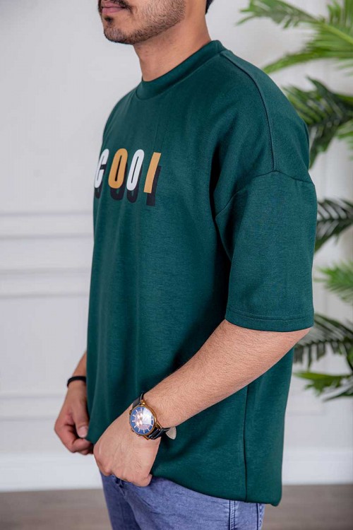 تيشيرت رجالي لون أخضر غامق بكتابات من الأمام