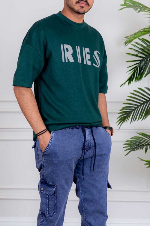 تيشيرت رجالي لون أخضر غامق بكتابات من الأمام