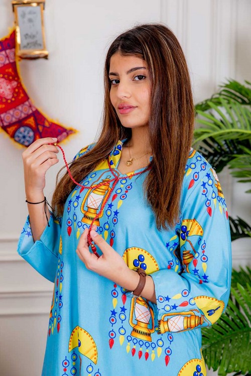 جلابية نسائية رمضانية لون سماوي مزينة بفوانيس و حروف عربية برباط على الرقبة و بأكمام طويلة