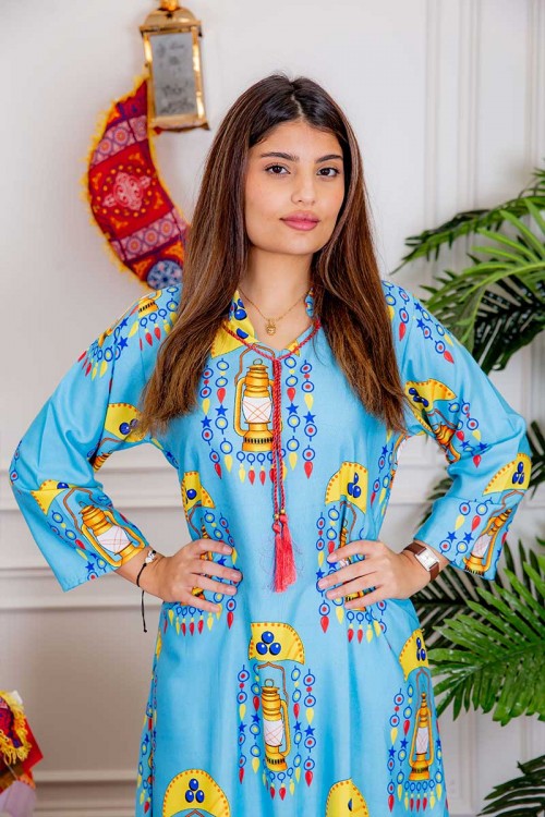 جلابية نسائية رمضانية لون سماوي مزينة بفوانيس و حروف عربية برباط على الرقبة و بأكمام طويلة