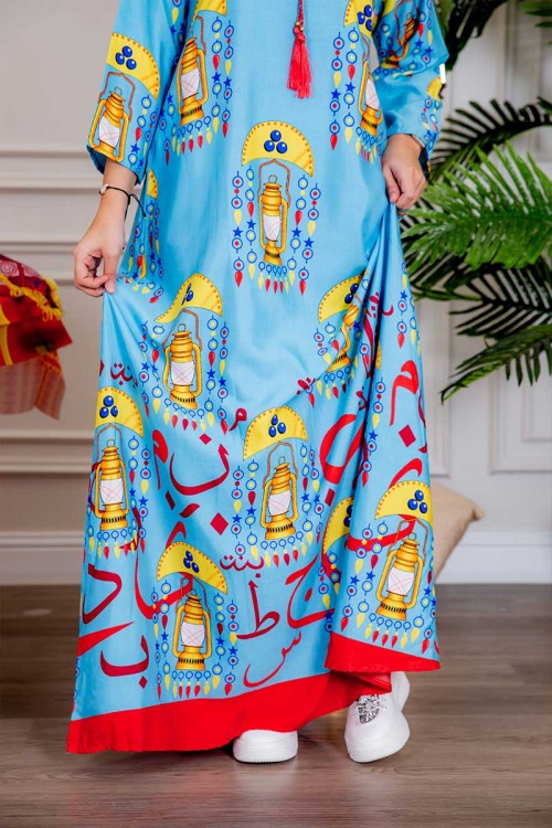 جلابية نسائية رمضانية لون سماوي مزينة بفوانيس و حروف عربية برباط على الرقبة و بأكمام طويلة