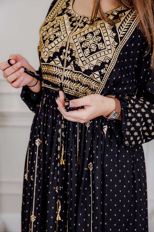 جلابية نسائية لون أسود مزينة بتطريز ذهبي بياقة دائرية و رباط على الخصر