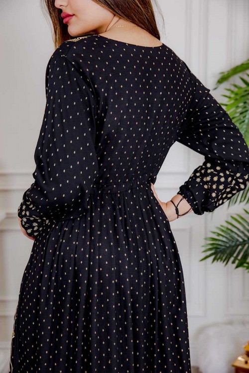 جلابية نسائية لون أسود مزينة بتطريز ذهبي بياقة دائرية و رباط على الخصر