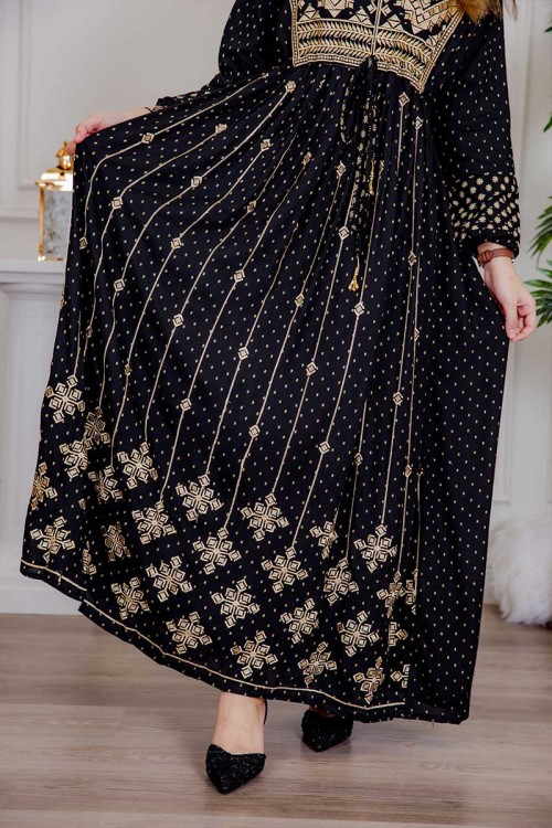 جلابية نسائية لون أسود مزينة بتطريز ذهبي بياقة دائرية و رباط على الخصر