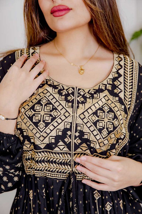 جلابية نسائية لون أسود مزينة بتطريز ذهبي بياقة دائرية و رباط على الخصر