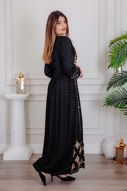 جلابية نسائية لون أسود مزينة بتطريز ذهبي بياقة دائرية و رباط على الخصر