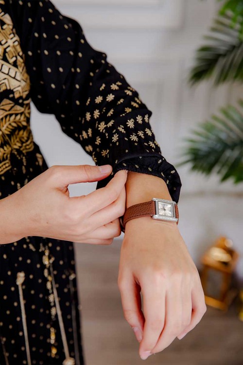 جلابية نسائية لون أسود مزينة بتطريز ذهبي بياقة دائرية و رباط على الخصر