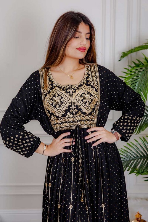 جلابية نسائية لون أسود مزينة بتطريز ذهبي بياقة دائرية و رباط على الخصر