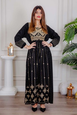 جلابية نسائية لون أسود مزينة بتطريز ذهبي بياقة دائرية و رباط على الخصر 